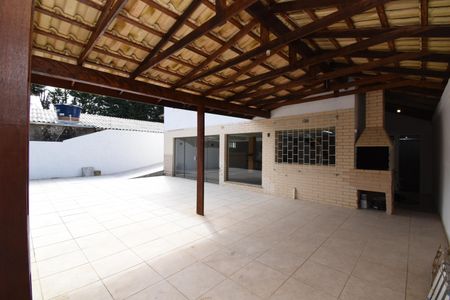 Casa para alugar com 280m², 6 quartos e 9 vagasÁrea externa com Churrasqueira