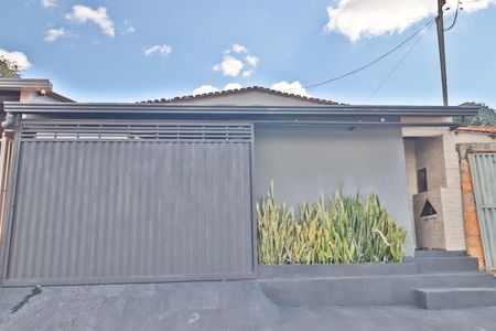 Casa para alugar com 100m², 2 quartos e 2 vagasFachada