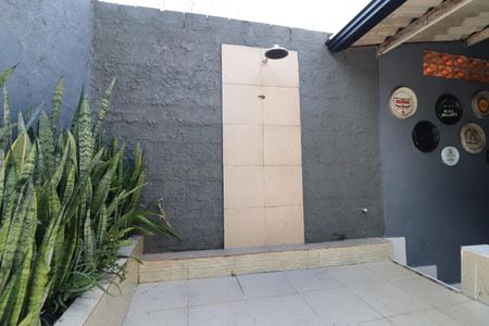 Casa para alugar com 100m², 2 quartos e 2 vagasDucha