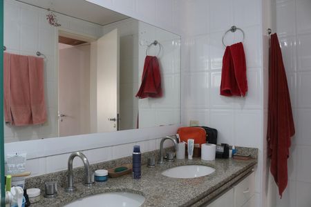 Apartamento para alugar com 132m², 4 quartos e 2 vagasBanheiro 3