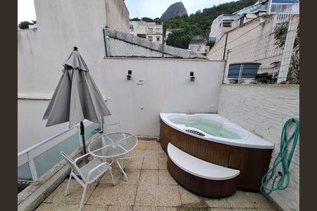 Casa à venda com 325m², 5 quartos e 2 vagas Casa à venda com 325m², 5 quartos e 2 vagasÁrea externa