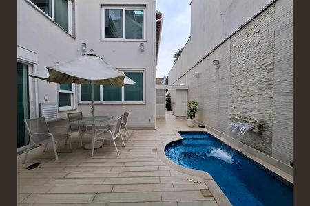 Casa à venda com 325m², 5 quartos e 2 vagas Casa à venda com 325m², 5 quartos e 2 vagasÁrea externa- piscina