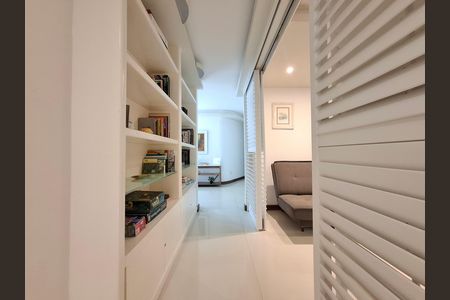 Casa à venda com 325m², 5 quartos e 2 vagas Casa à venda com 325m², 5 quartos e 2 vagasCorredor