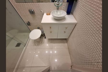 Casa à venda com 325m², 5 quartos e 2 vagas Casa à venda com 325m², 5 quartos e 2 vagasBanheiro da suíte 5