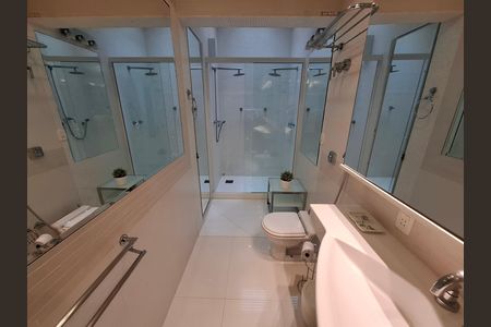 Casa à venda com 325m², 5 quartos e 2 vagas Casa à venda com 325m², 5 quartos e 2 vagasBanheiro da suíte 4