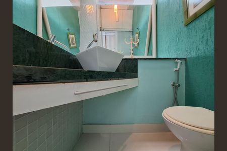 Casa à venda com 325m², 5 quartos e 2 vagas Casa à venda com 325m², 5 quartos e 2 vagasÁrea externa