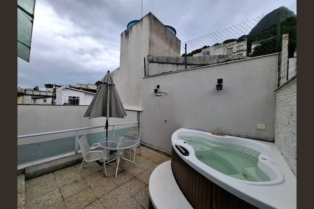 Casa à venda com 325m², 5 quartos e 2 vagas Casa à venda com 325m², 5 quartos e 2 vagasÁrea externa