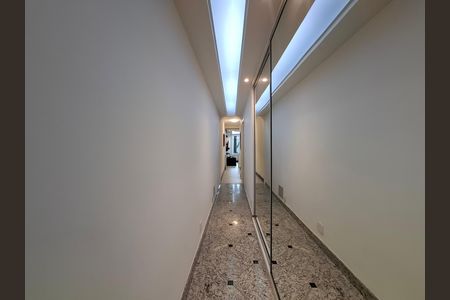 Casa à venda com 325m², 5 quartos e 2 vagas Casa à venda com 325m², 5 quartos e 2 vagasCorredor