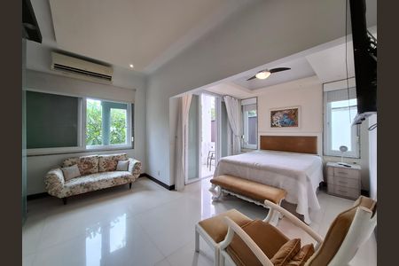 Casa à venda com 325m², 5 quartos e 2 vagas Casa à venda com 325m², 5 quartos e 2 vagasSuíte 4