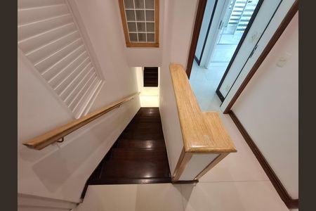Casa à venda com 325m², 5 quartos e 2 vagas Casa à venda com 325m², 5 quartos e 2 vagasEscadas