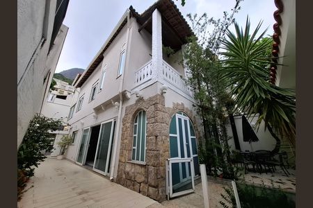 Casa à venda com 325m², 5 quartos e 2 vagas Casa à venda com 325m², 5 quartos e 2 vagasFachada