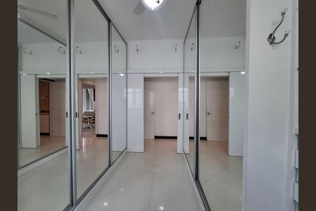 Casa à venda com 325m², 5 quartos e 2 vagas Casa à venda com 325m², 5 quartos e 2 vagasCloset