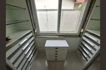 Casa à venda com 325m², 5 quartos e 2 vagas Casa à venda com 325m², 5 quartos e 2 vagasCloset