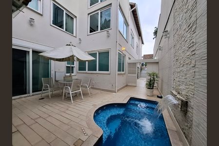 Casa à venda com 325m², 5 quartos e 2 vagas Casa à venda com 325m², 5 quartos e 2 vagasÁrea externa- piscina
