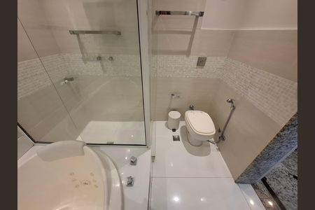 Casa à venda com 325m², 5 quartos e 2 vagas Casa à venda com 325m², 5 quartos e 2 vagasBanheiro da suíte 1