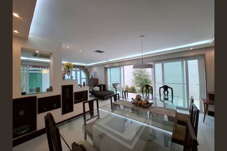 Casa à venda com 325m², 5 quartos e 2 vagas Casa à venda com 325m², 5 quartos e 2 vagasSala/cozinha