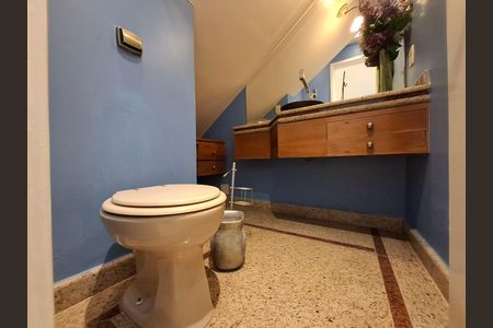 Casa à venda com 325m², 5 quartos e 2 vagas Casa à venda com 325m², 5 quartos e 2 vagasLavabo