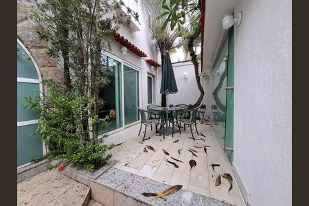 Casa à venda com 325m², 5 quartos e 2 vagas Casa à venda com 325m², 5 quartos e 2 vagasFachada