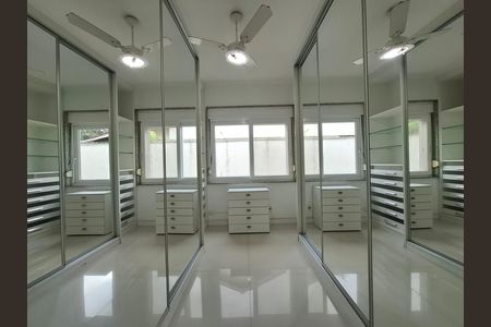 Casa à venda com 325m², 5 quartos e 2 vagas Casa à venda com 325m², 5 quartos e 2 vagasCloset