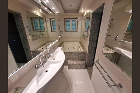 Casa à venda com 325m², 5 quartos e 2 vagas Casa à venda com 325m², 5 quartos e 2 vagasBanheiro da suíte 4