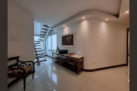 Casa à venda com 325m², 5 quartos e 2 vagas Casa à venda com 325m², 5 quartos e 2 vagasCorredor