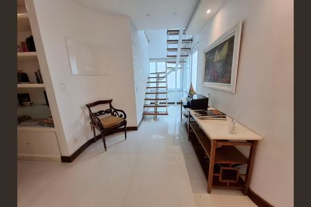 Casa à venda com 325m², 5 quartos e 2 vagas Casa à venda com 325m², 5 quartos e 2 vagasCorredor