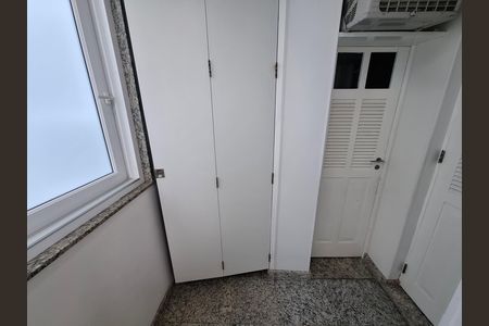 Casa à venda com 325m², 5 quartos e 2 vagas Casa à venda com 325m², 5 quartos e 2 vagasÁrea de serviço