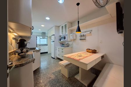 Casa à venda com 325m², 5 quartos e 2 vagas Casa à venda com 325m², 5 quartos e 2 vagasSala/cozinha