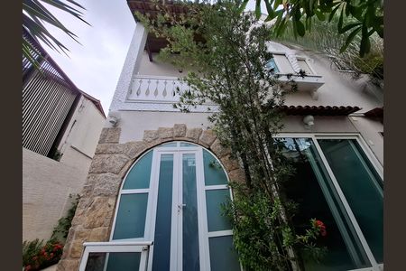 Casa à venda com 325m², 5 quartos e 2 vagas Casa à venda com 325m², 5 quartos e 2 vagasFachada