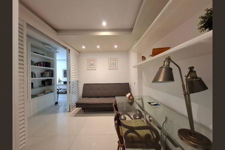 Casa à venda com 325m², 5 quartos e 2 vagas Casa à venda com 325m², 5 quartos e 2 vagasEscritório