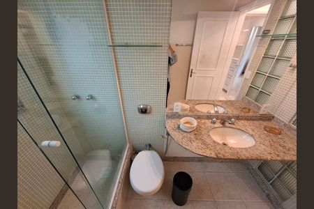 Casa à venda com 325m², 5 quartos e 2 vagas Casa à venda com 325m², 5 quartos e 2 vagasBanheiro da suíte 5