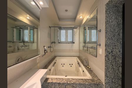 Banheiro da suíte  de casa à venda com 5 quartos, 325m² em Urca, Rio de Janeiro