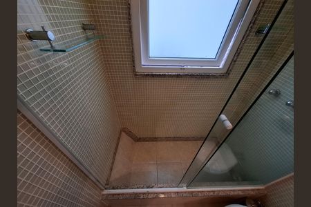 Casa à venda com 325m², 5 quartos e 2 vagas Casa à venda com 325m², 5 quartos e 2 vagasBanheiro da suíte 5