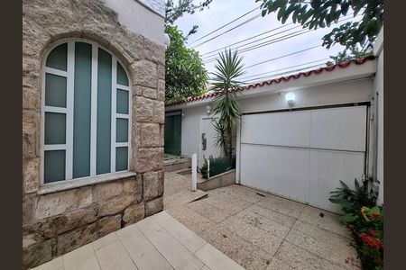Casa à venda com 325m², 5 quartos e 2 vagas Casa à venda com 325m², 5 quartos e 2 vagasFachada