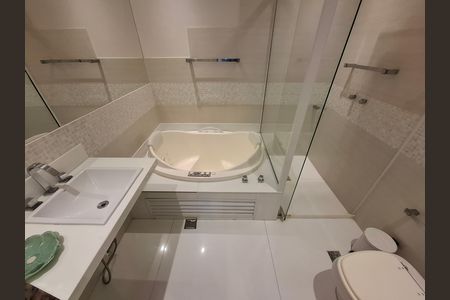 Casa à venda com 325m², 5 quartos e 2 vagas Casa à venda com 325m², 5 quartos e 2 vagasBanheiro da suíte 1