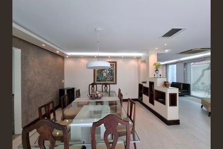 Casa à venda com 325m², 5 quartos e 2 vagas Casa à venda com 325m², 5 quartos e 2 vagasSala/cozinha