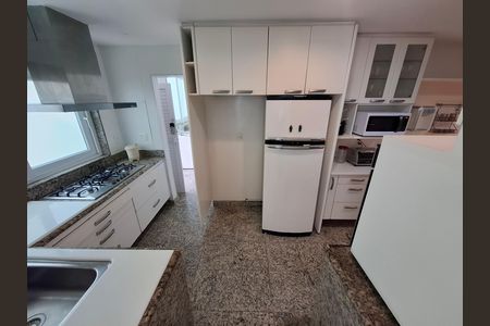 Casa à venda com 325m², 5 quartos e 2 vagas Casa à venda com 325m², 5 quartos e 2 vagasSala/cozinha