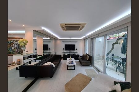 Casa à venda com 325m², 5 quartos e 2 vagas Casa à venda com 325m², 5 quartos e 2 vagasSala/cozinha