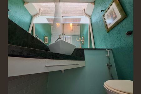 Casa à venda com 325m², 5 quartos e 2 vagas Casa à venda com 325m², 5 quartos e 2 vagasÁrea externa
