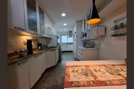 Casa à venda com 325m², 5 quartos e 2 vagas Casa à venda com 325m², 5 quartos e 2 vagasSala/cozinha