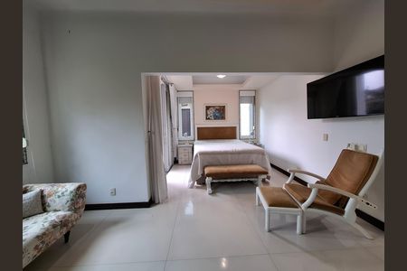 Casa à venda com 325m², 5 quartos e 2 vagas Casa à venda com 325m², 5 quartos e 2 vagasSuíte 4