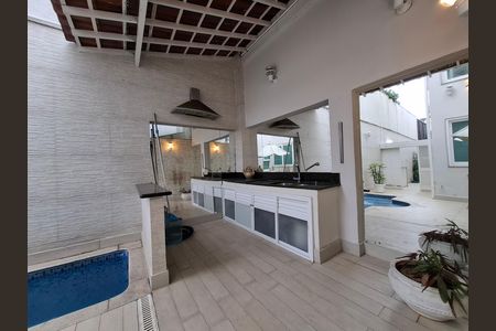 Casa à venda com 325m², 5 quartos e 2 vagas Casa à venda com 325m², 5 quartos e 2 vagasÁrea externa- piscina