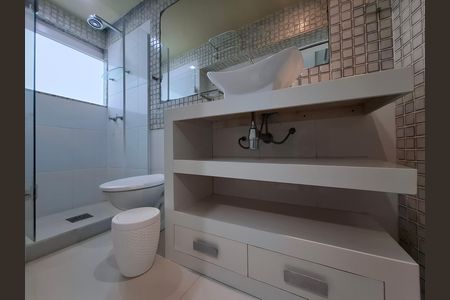 Casa à venda com 325m², 5 quartos e 2 vagas Casa à venda com 325m², 5 quartos e 2 vagasBanheiro da suíte 2