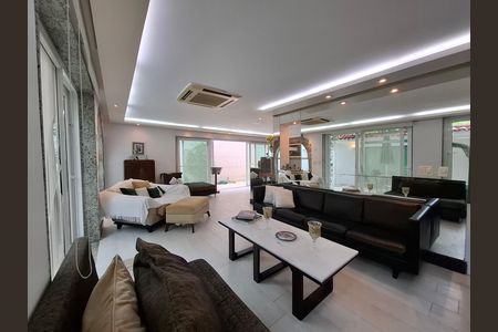 Casa à venda com 325m², 5 quartos e 2 vagas Casa à venda com 325m², 5 quartos e 2 vagasSala/cozinha