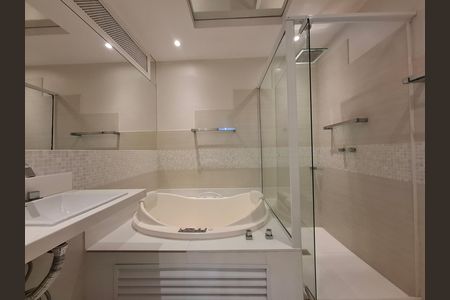 Casa à venda com 325m², 5 quartos e 2 vagas Casa à venda com 325m², 5 quartos e 2 vagasBanheiro da suíte 1