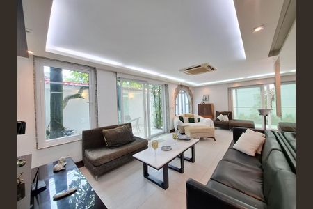 Casa à venda com 325m², 5 quartos e 2 vagas Casa à venda com 325m², 5 quartos e 2 vagasSala/cozinha