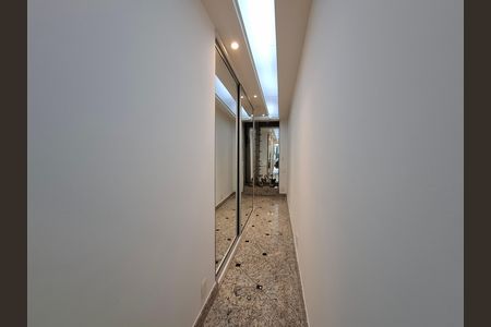 Casa à venda com 325m², 5 quartos e 2 vagas Casa à venda com 325m², 5 quartos e 2 vagasCorredor