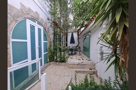 Casa à venda com 325m², 5 quartos e 2 vagas Casa à venda com 325m², 5 quartos e 2 vagasFachada