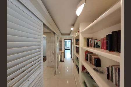 Casa à venda com 325m², 5 quartos e 2 vagas Casa à venda com 325m², 5 quartos e 2 vagasCorredor