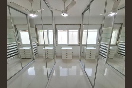 Casa à venda com 325m², 5 quartos e 2 vagas Casa à venda com 325m², 5 quartos e 2 vagasCloset